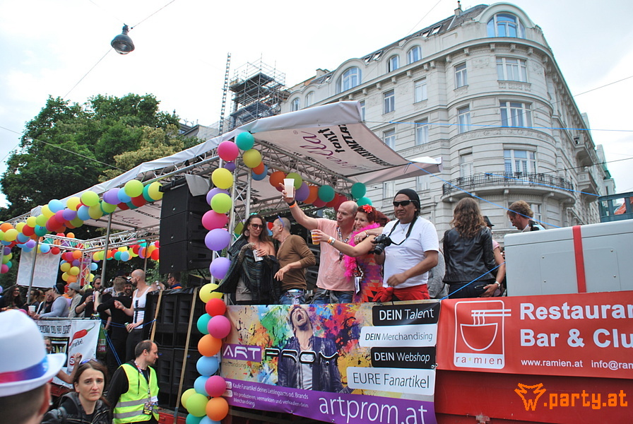 Bild 129 - 20. Regenbogenparade, Wiener Ringstraße Bild 129